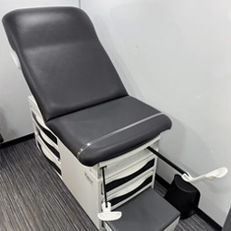 Ritter 204 exam table
w/drawers and stirups