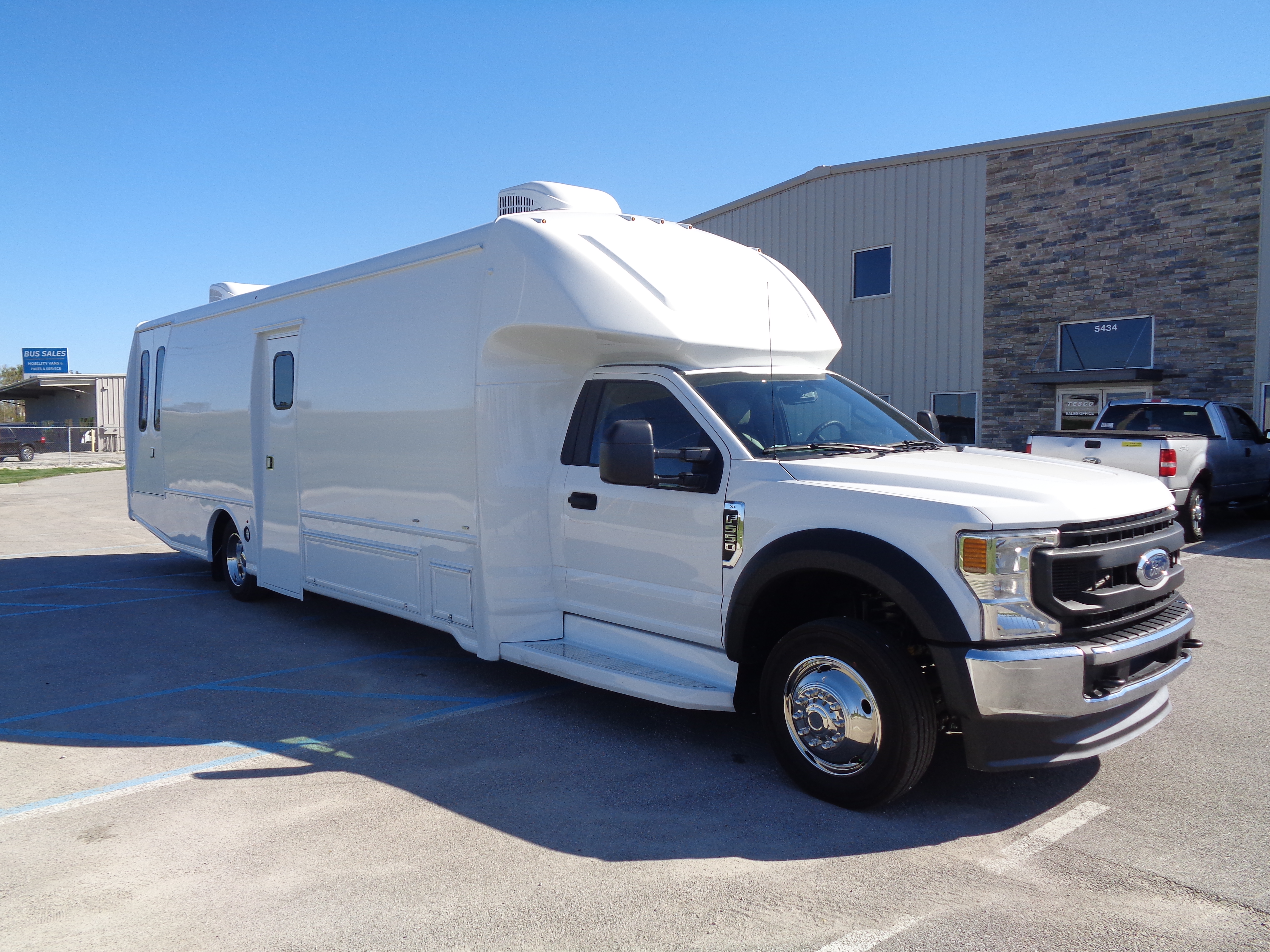 Three Room Mobile Health Unit with Wheelchair Lift Picture 1b
