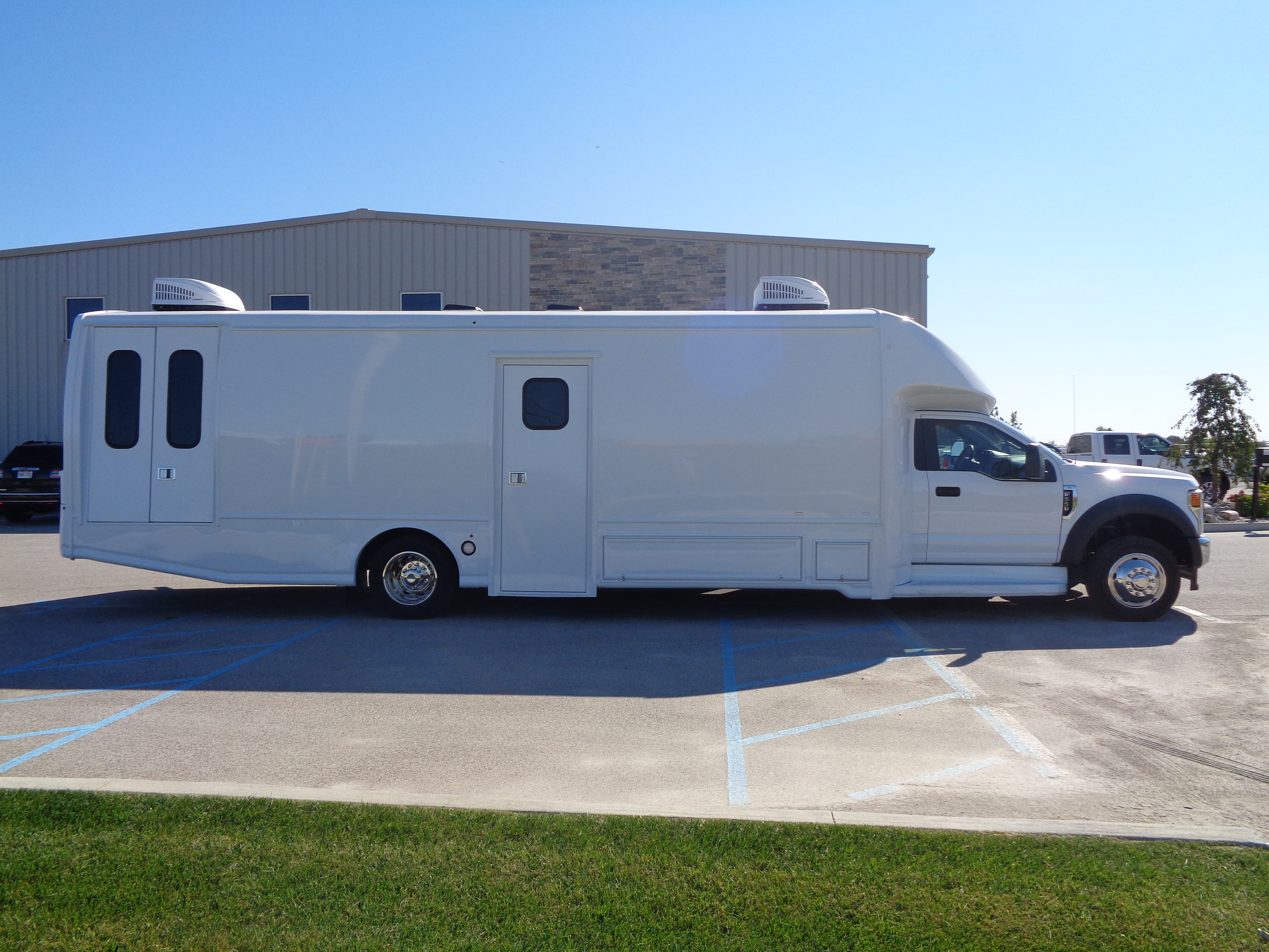 Three Room Mobile Health Unit with Wheelchair Lift Picture 2b